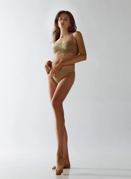 全长的美丽年轻女子画像 身材苗条 衬着灰色工作室背景的内裤 女性美的概念 身体护理 — 图库照片