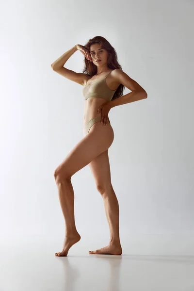 Retrato Larga Duración Una Mujer Joven Atractiva Con Forma Cuerpo — Foto de Stock