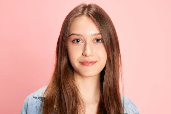 Retrato Una Joven Mujer Hermosa Estudiante Mirando Cámara Sonriendo Sobre — Foto de Stock