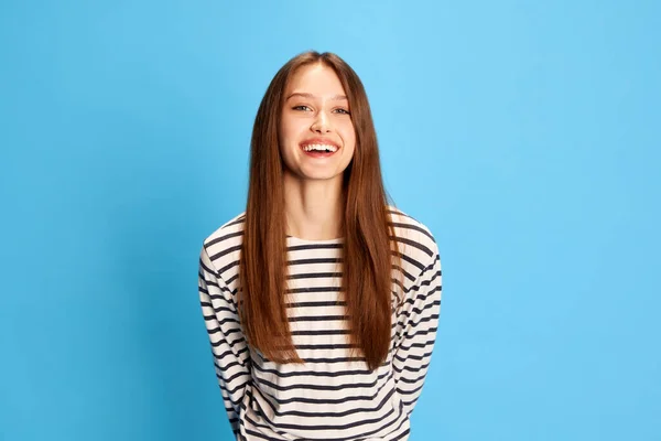 웃으며 스튜디오 배경에 줄무늬 행복하고 소녀의 인간의 여성의 — 스톡 사진