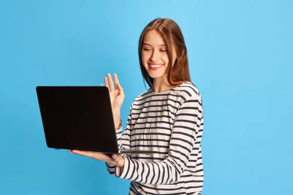 Porträt Eines Jungen Lächelnden Mädchens Studentin Mit Online Videoanruf Laptop — Stockfoto