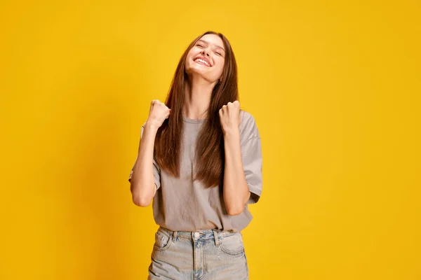 年轻美丽 多愁善感的女孩形象 在黄色的工作室背景下表现出快乐 成功和胜利 人类情感 生活方式 女性美 广告的概念 — 图库照片