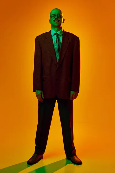 Teljes Hosszúságú Portré Fiatal Bajuszos Öltönyt Szemüveget Viselő Narancssárga Stúdióháttérrel — Stock Fotó