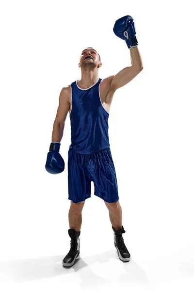 白い背景の上に隔離された立っている制服や手袋の若いスポーツマン プロボクサーの完全な長さの画像 プロスポーツ アクションと運動 競争の概念 — ストック写真