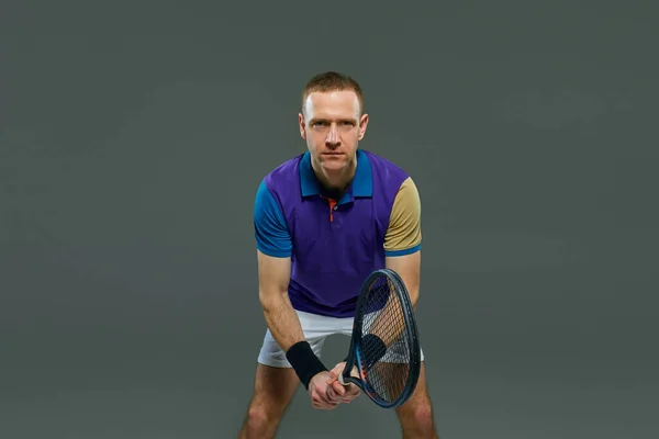 Homem Concentrado Tenista Profissional Posando Com Raquete Isolada Sobre Fundo — Fotografia de Stock