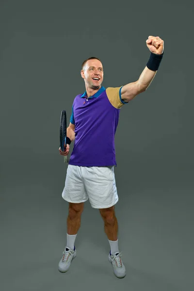 Homem Esportivo Tenista Profissional Posando Com Raquete Isolada Sobre Fundo — Fotografia de Stock