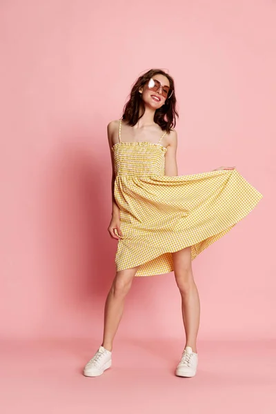 드레스를 선글라스를 매력적 여성의 분홍색 스튜디오 인간의 아름다움 여름의 — 스톡 사진