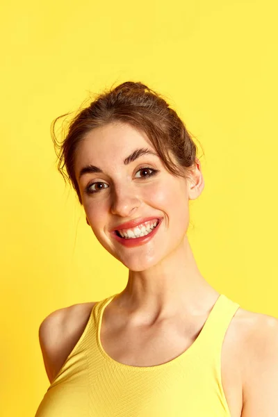 美丽的年轻女子面带微笑 在黄色的画室背景下摆姿势 积极的情绪 身体护理 生活方式 广告等概念 — 图库照片