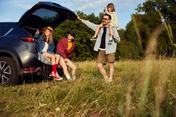 年轻快乐的男人和女人 父母和孩子在一起 开车去森林远足 温暖的夏日活动 闲暇时间 积极的生活方式 旅游概念 — 图库照片