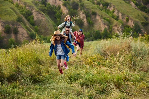积极的父母 男人和女人都在小径上远足 带着孩子们爬山 温暖的夏夜户外 闲暇时间 积极的生活方式 旅游的概念 — 图库照片