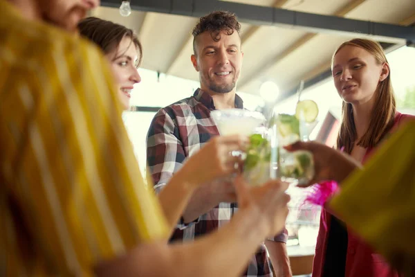 Jovens Felizes Positivos Descontraídos Amigos Reunidos Café Beber Cocktails Falar — Fotografia de Stock