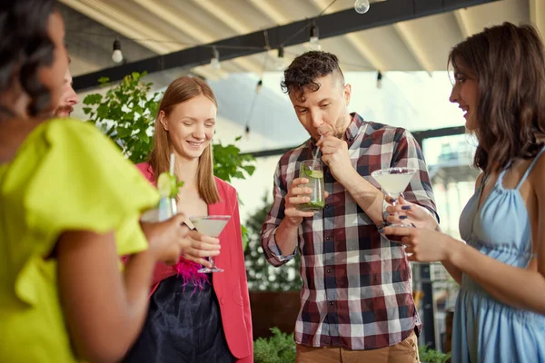 快乐的年轻人 男人和女人 朋友们在咖啡馆相遇 喝鸡尾酒 在一起度过美好时光 酒精饮料的概念 — 图库照片