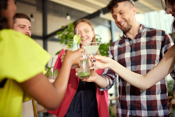 Firande Ungdomar Glada Vänner Som Träffas Restaurang Bur Dricker Cocktails — Stockfoto