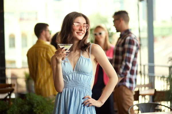 Stijlvolle Jonge Vrouw Blauwe Jurk Poseren Met Cocktail Ontmoeting Met — Stockfoto