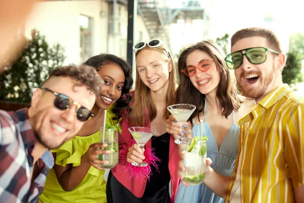 Gruppo Giovani Amici Che Fanno Selfie Insieme Incontrano Bar Bevono — Foto Stock