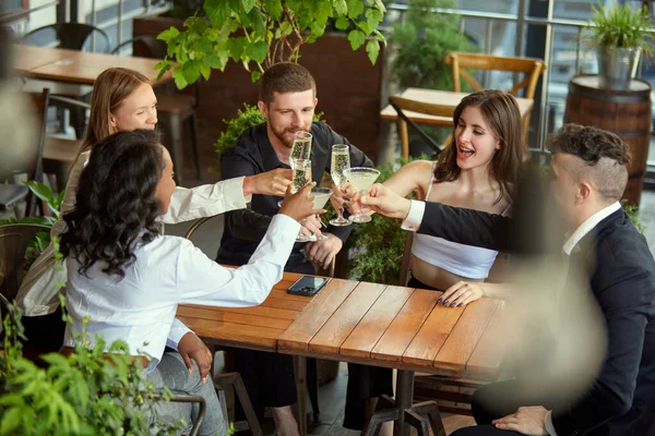Grupo Empleados Colegas Que Reúnen Cafetería Después Del Trabajo Celebrando — Foto de Stock