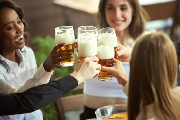 积极的 年轻人 员工在酒吧见面 下班后去咖啡馆 喝啤酒 放松和聊天 闲暇时间 饮酒的概念 — 图库照片