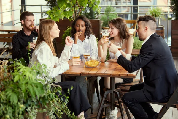Jovens Empresários Colegas Reunidos Café Bar Após Trabalho Para Beber — Fotografia de Stock