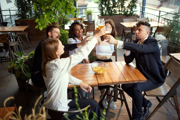 Jóvenes Felices Positivos Sonrientes Trabajadores Oficina Colegas Que Reúnen Cafetería — Foto de Stock