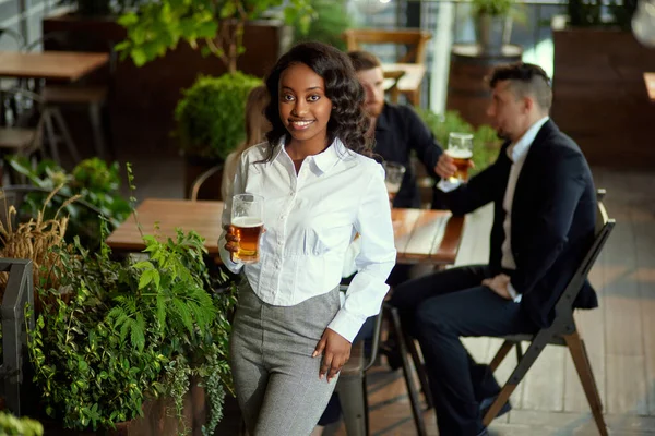 Зосередьтеся Африканській Молодій Жінці Офісній Працівниці Стоїть Пивом Розмиті Люди — стокове фото