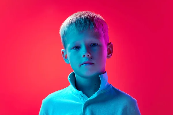 Portrét Malého Chlapce Dítě Krátkými Blond Vlasy Pózující Bílé Košili — Stock fotografie