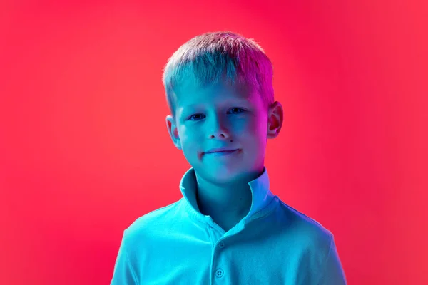 Portrét Malého Usmívajícího Chlapce Dítěte Krátkými Blond Vlasy Pózujícího Bílé — Stock fotografie