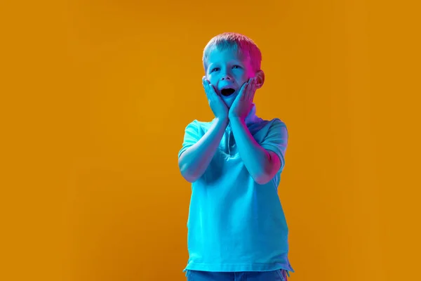 Boa Surpresa Rapaz Feliz Animado Criança Contra Fundo Estúdio Amarelo — Fotografia de Stock