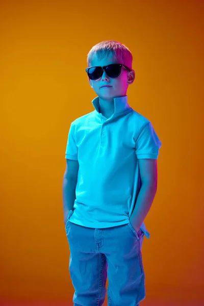 Retrato Niño Pequeño Niño Con Ropa Casual Gafas Sol Pie —  Fotos de Stock