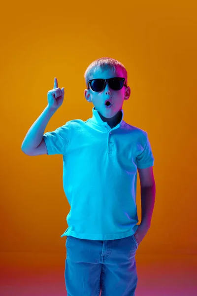 Nápad Portrét Malého Chlapce Dítěte Neformálním Oblečení Slunečních Brýlích Zvedající — Stock fotografie