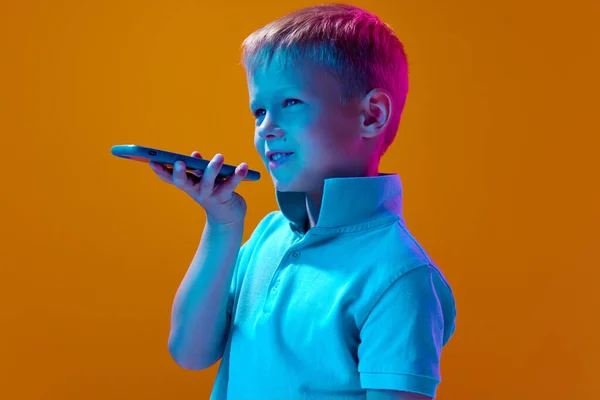 Kleine Jongen Kind Opnemen Spraakbericht Mobiele Telefoon Tegen Gele Studio — Stockfoto
