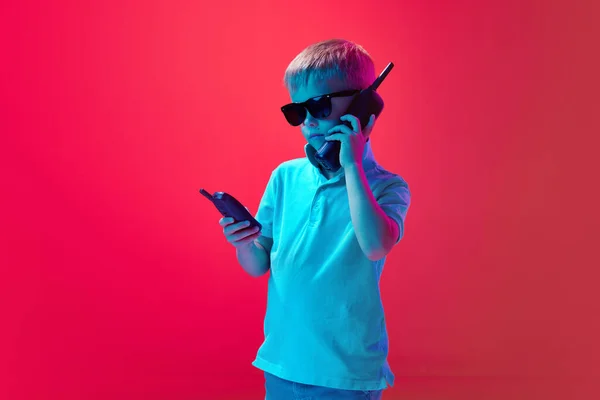 Lille Gutt Barn Som Snakker Retro Gammel Mobiltelefon Mot Rosa – stockfoto