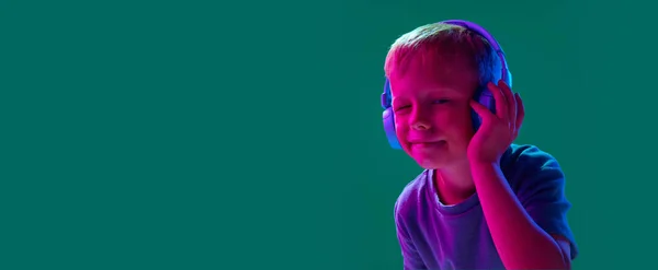 Niño Niño Pequeño Escuchando Música Auriculares Contra Fondo Del Estudio — Foto de Stock