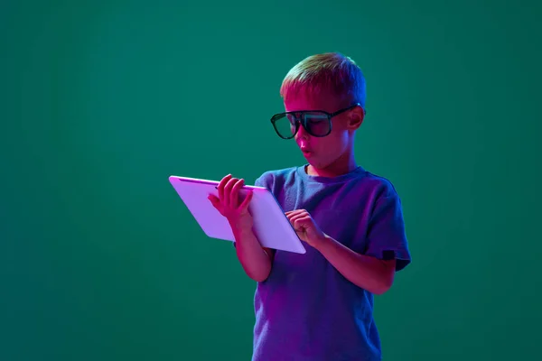 Jogos Online Menino Criança Óculos Sol Brincando Tablet Com Emoção — Fotografia de Stock