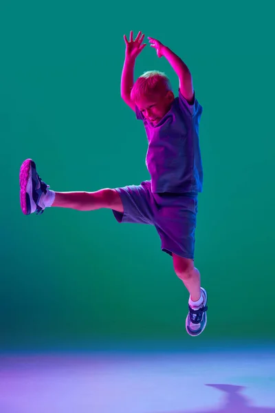 Garcon dansant hip hop dans des vetements elegants sur fond degrade a la salle de danse dans la lumiere neon. Photo de stock par vova130555 gmail 379266934