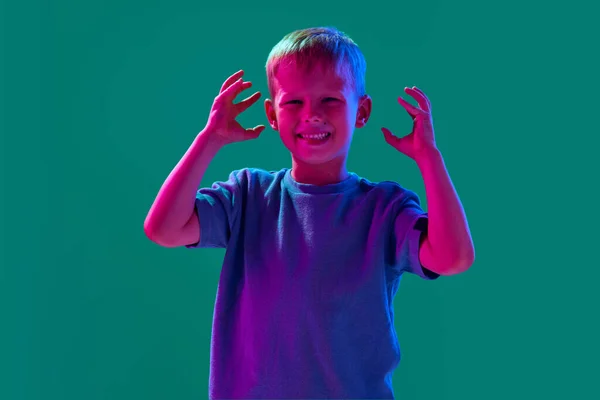 Портрет Маленького Усміхненого Хлопчика Дитини Повсякденному Одязі Позує Блакитному Фоні — стокове фото