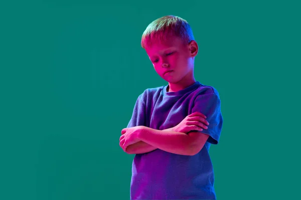 Porträtt Liten Pojke Barn Stående Med Sorgset Ansikte Mot Cyan — Stockfoto