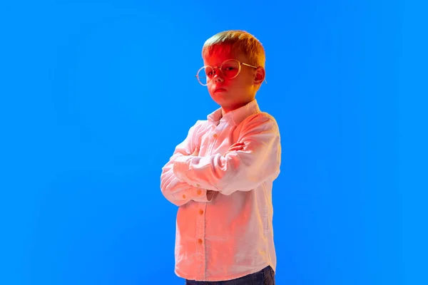 Portrét Chytrého Seriózního Chlapce Dítěte Žáka Stojícího Bílé Košili Brýlích — Stock fotografie