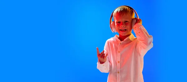Rock Roll Malý Chlapec Dítě Bílé Košili Poslouchající Hudbu Sluchátkách — Stock fotografie