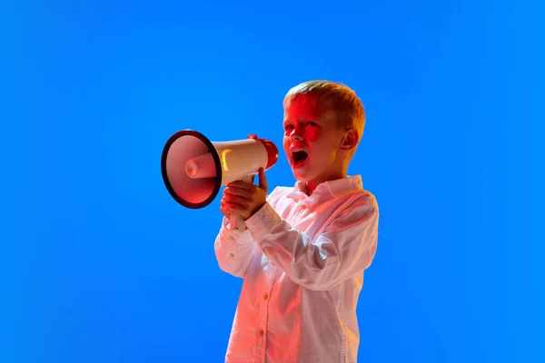 Malý Chlapec Dítě Bílé Košili Křičící Megafonem Pozadí Modrého Studia — Stock fotografie