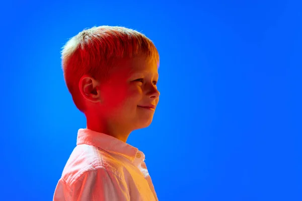 Portret Van Positief Jongetje Wit Overhemd Met Glimlach Tegen Blauwe — Stockfoto