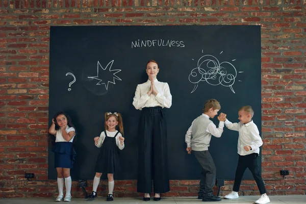 Mindfulness Jonge Vrouw Formele Kleding Staat Bij Schoolbord Met Kleine — Stockfoto
