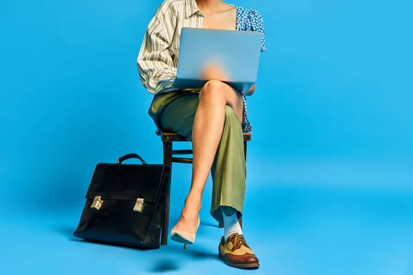Сочетание Мужчины Женщины Работает Онлайн Бизнесмен Печатает Ноутбуке Фоне Синей — стоковое фото
