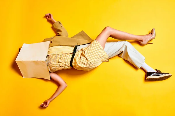 男人和女人的身体组合 穿着复古服装的人躺在地板上 头上盖满了黄色背景的墙纸 创意的概念 流行艺术 — 图库照片