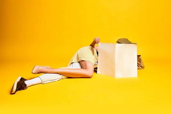男人和女人的结合穿着复古服装的人躺在地板上 头戴壁纸 背景是明亮的黄色工作室 创意的概念 流行艺术 — 图库照片