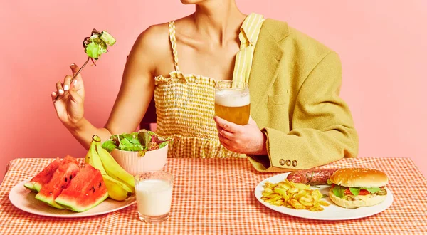 Mulher Comendo Comida Saudável Vitaminas Homem Comendo Junk Food Hambúrgueres — Fotografia de Stock
