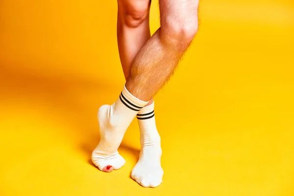 Erkek Kadın Bacakları Parlak Sarı Stüdyo Arka Planına Karşı Beyaz — Stok fotoğraf