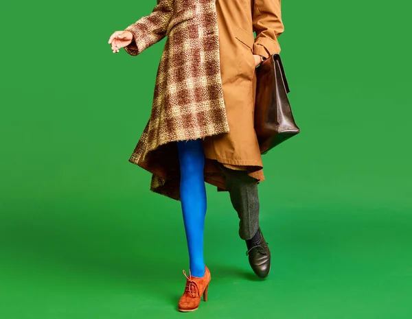 Mężczyzna Kobieta Ciepłym Kolorze Stylu Retro Zielonym Tle Studio Jesienny — Zdjęcie stockowe