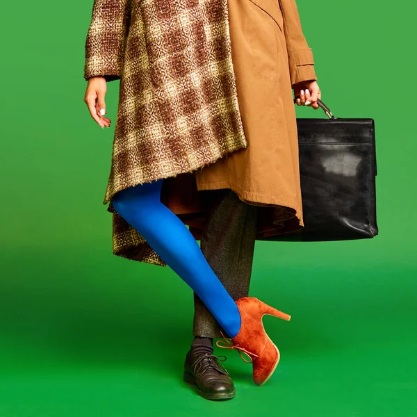 Мужчина Женщина Носят Теплый Цвет Стиле Ретро Зеленом Фоне Студии — стоковое фото