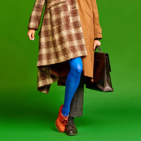 Мужчина Женщина Носят Теплый Цвет Стиле Ретро Зеленом Фоне Студии — стоковое фото