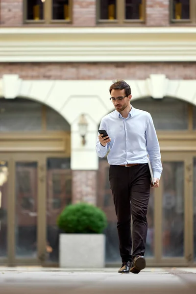 Empresário Andando Longo Rua Fora Escritório Olhando Para Telefone Celular — Fotografia de Stock